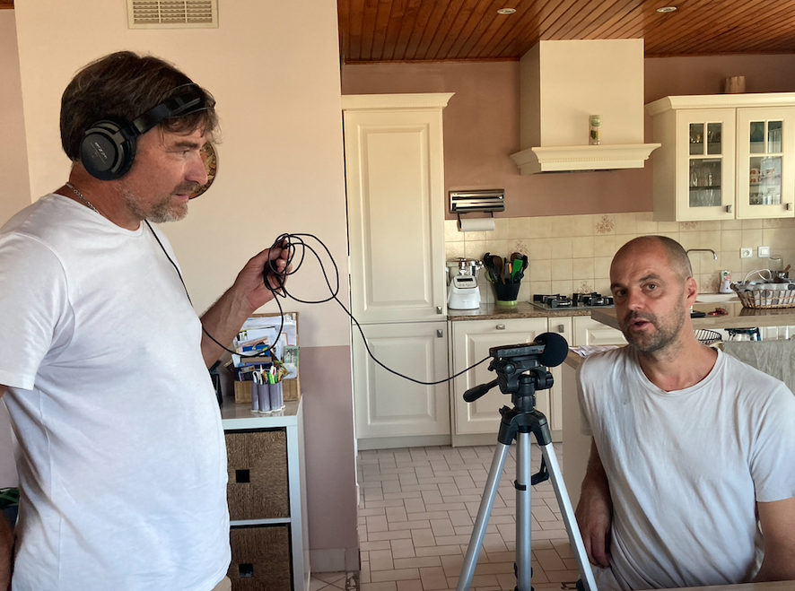 Deux personnes dans une cuisine en train d'enregistrer un épiode de podcast